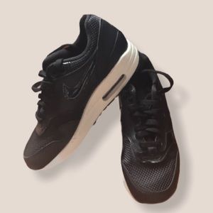 Brand new nike shoes